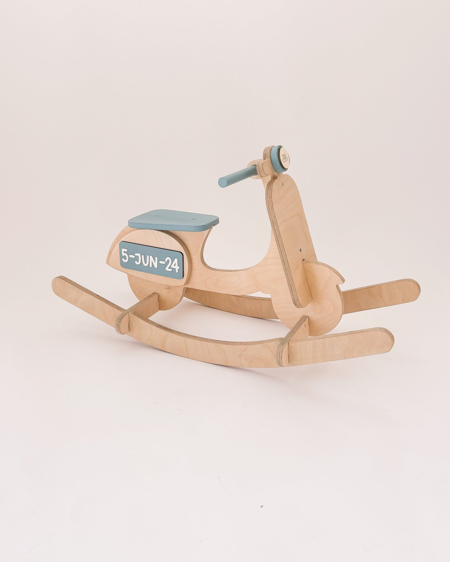 Brinquedo decorativo em madeira com design de vespa, perfeito para qualquer ambiente infantil.