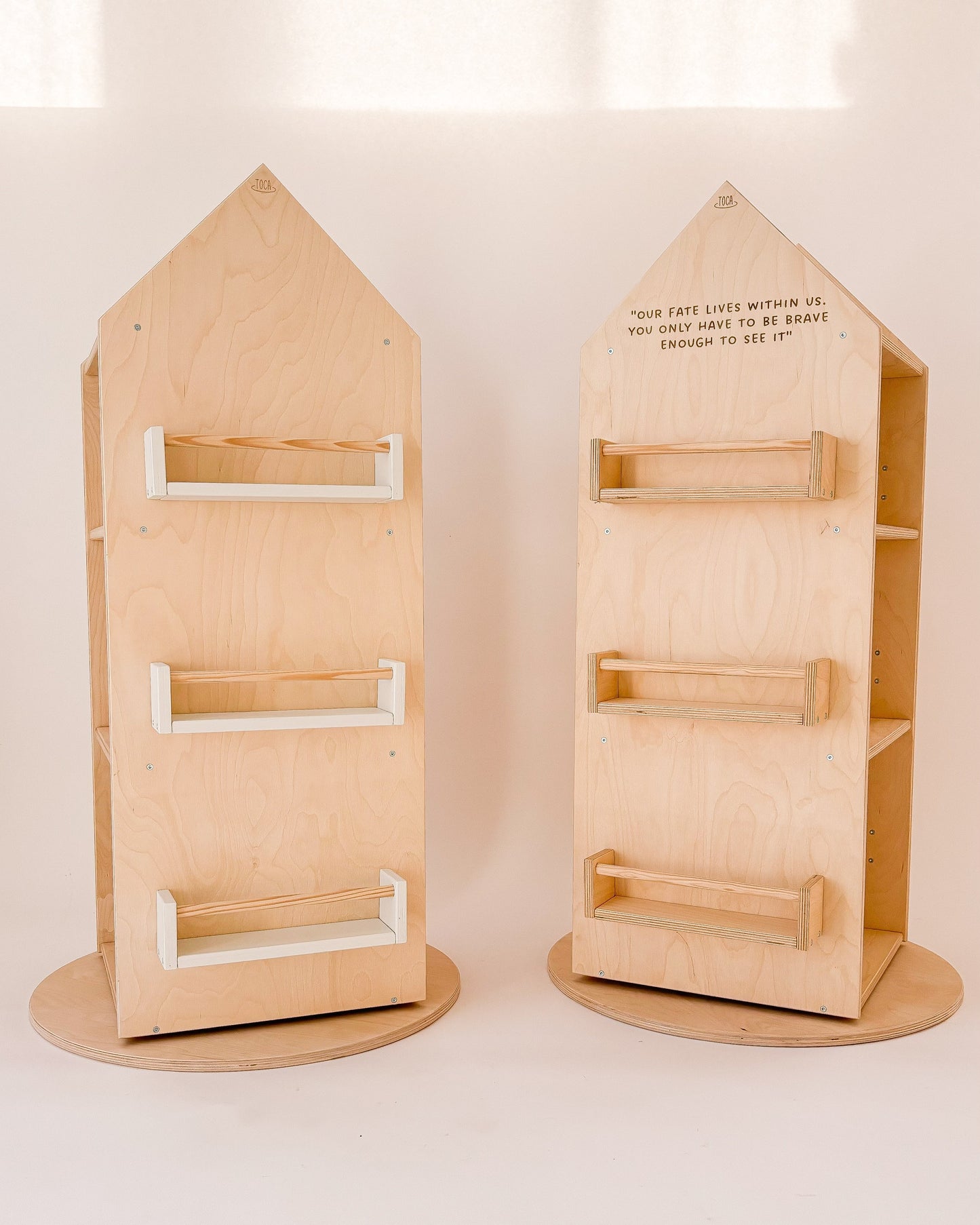 Duas bibliotecas rotativas infantis lado a lado, ideais para organização e incentivo à leitura em grupo ou irmãos