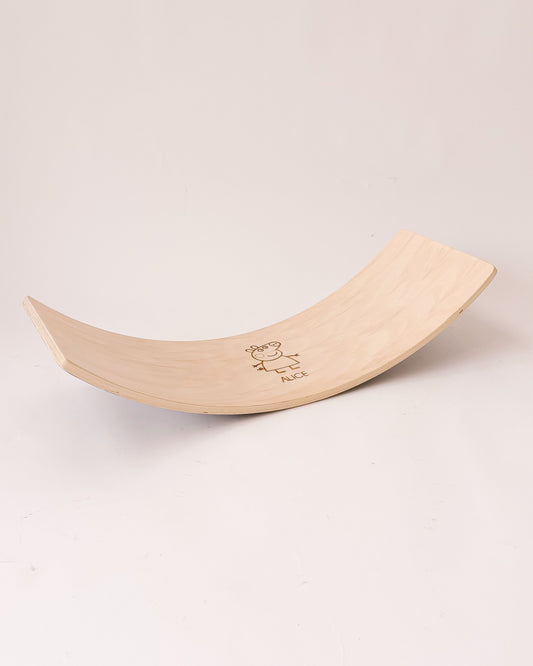 Brinquedo infantil curvo ideal para desenvolver equilíbrio e consciência corporal.