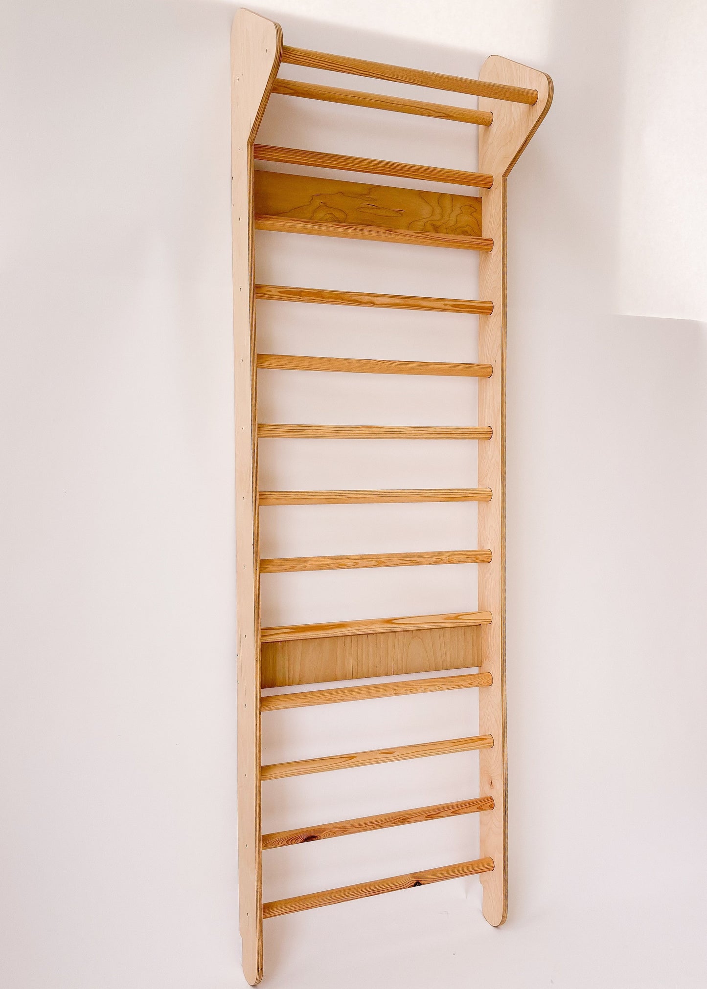 Equipamento de parede para crianças explorarem com segurança força e equilíbrio.