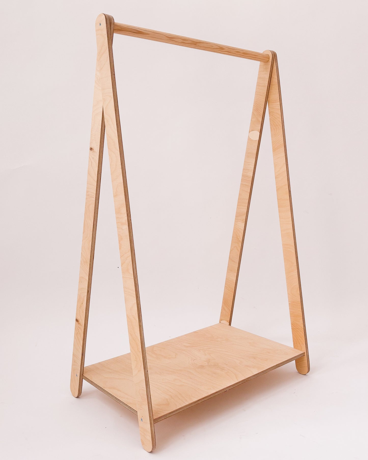 Cabide infantil em contraplacado de bétula, adaptado à altura das crianças para facilitar o acesso à roupa.