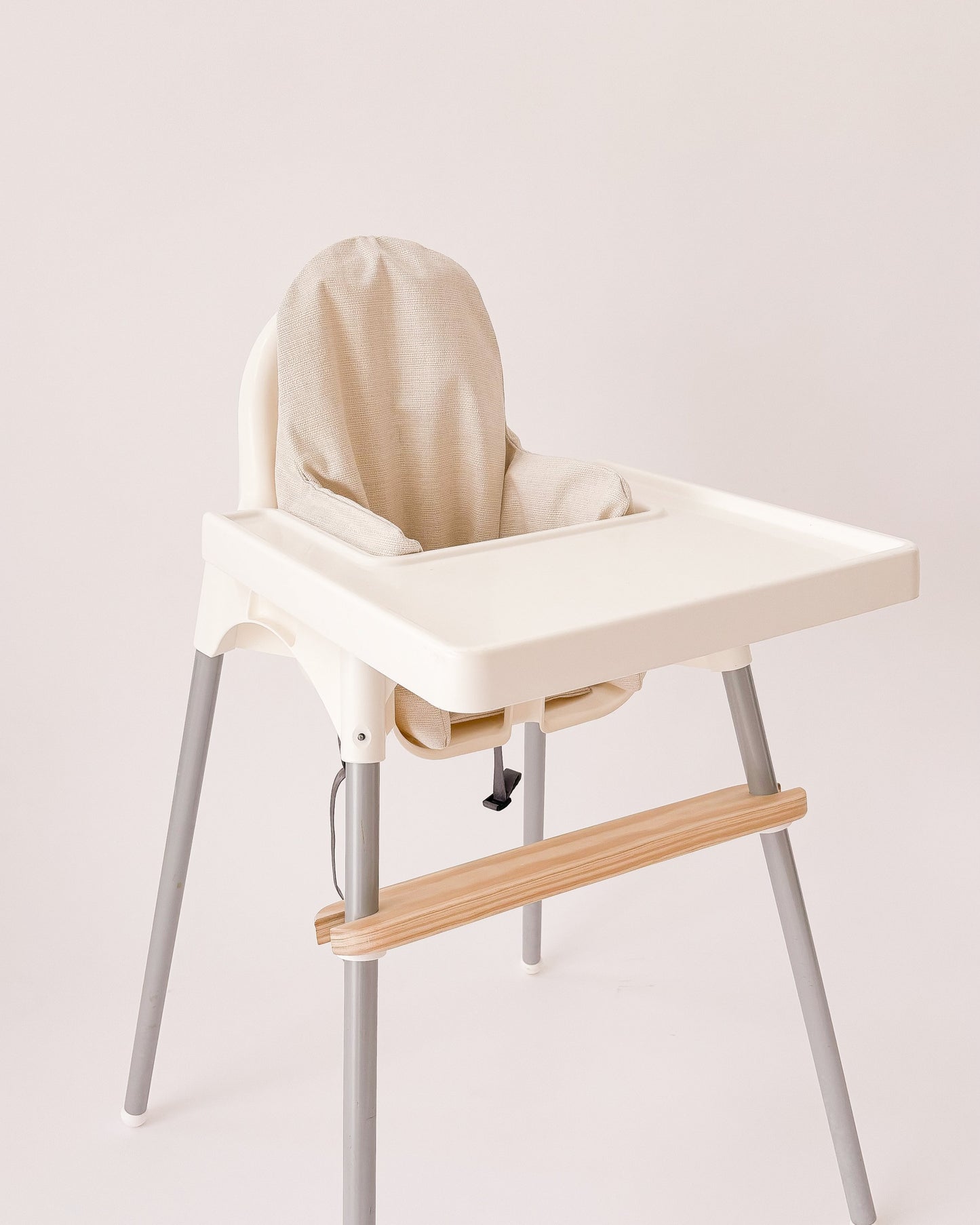 Capa almofadada nude impermeável em cadeira Antilop do IKEA.