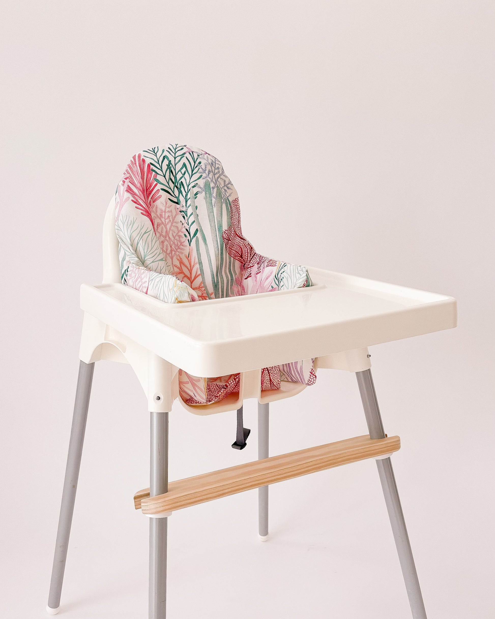 Capa rosa com almofada em cadeira Happy Bear do Continente.