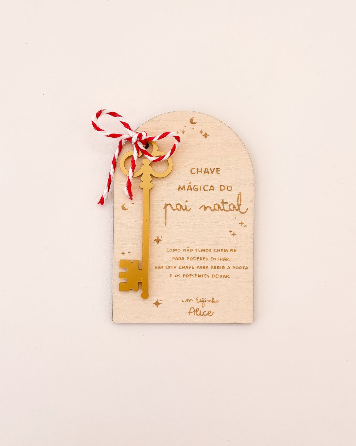 Chave mágica do Pai Natal, ideal para casas sem chaminé, símbolo da magia natalícia.