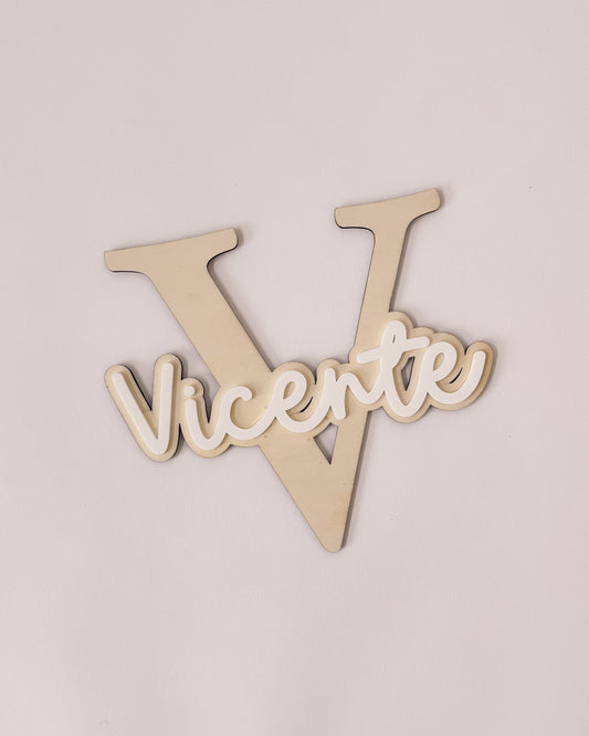 Letra decorativa personalizada, perfeita para pendurar na porta ou encostar na parede.