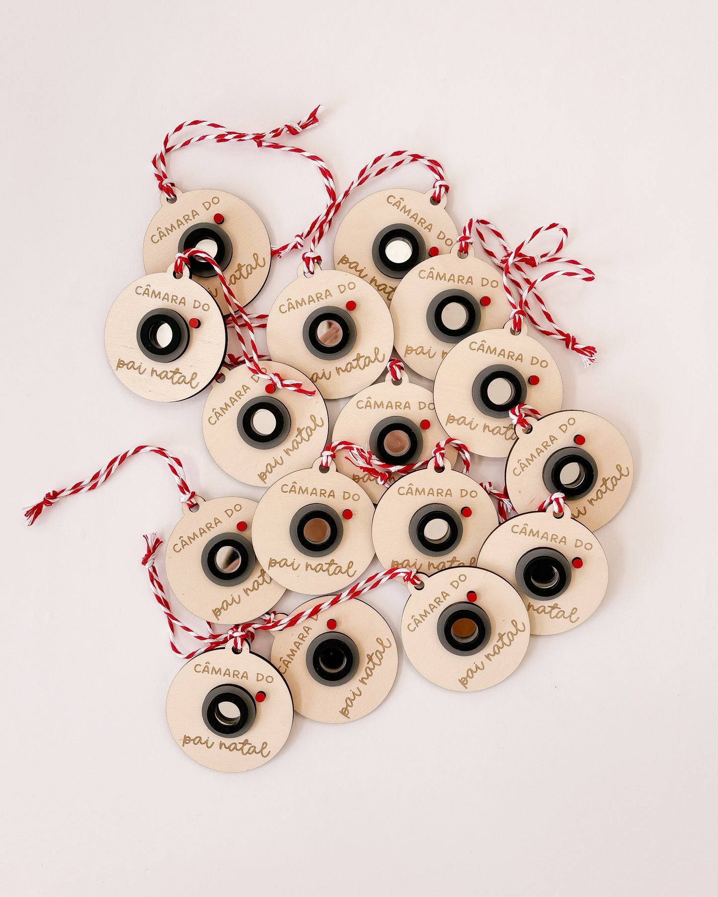 Câmara mágica natalícia pendurada na árvore, ideal para reforçar o espírito do Natal.