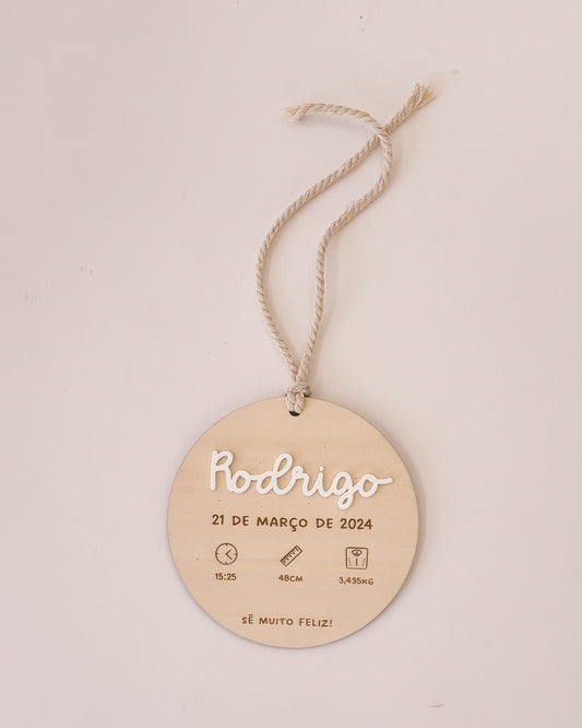 Peça decorativa delicada e simbólica, perfeita para assinalar a chegada de uma criança.