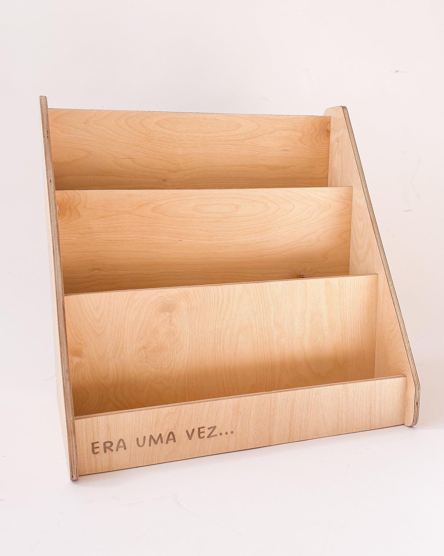 Móvel infantil em madeira com acesso frontal aos livros, inspirado em Montessori.