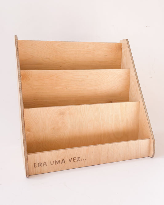 Móvel infantil em madeira com acesso frontal aos livros, inspirado em Montessori.