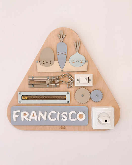 Painel de madeira com jogos sensoriais adaptados às preferências da criança.