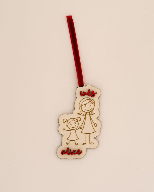 Pendente de Natal personalizado em madeira com desenho de família e nomes gravados, com fita vermelha – feito em Portugal pela TOCA.