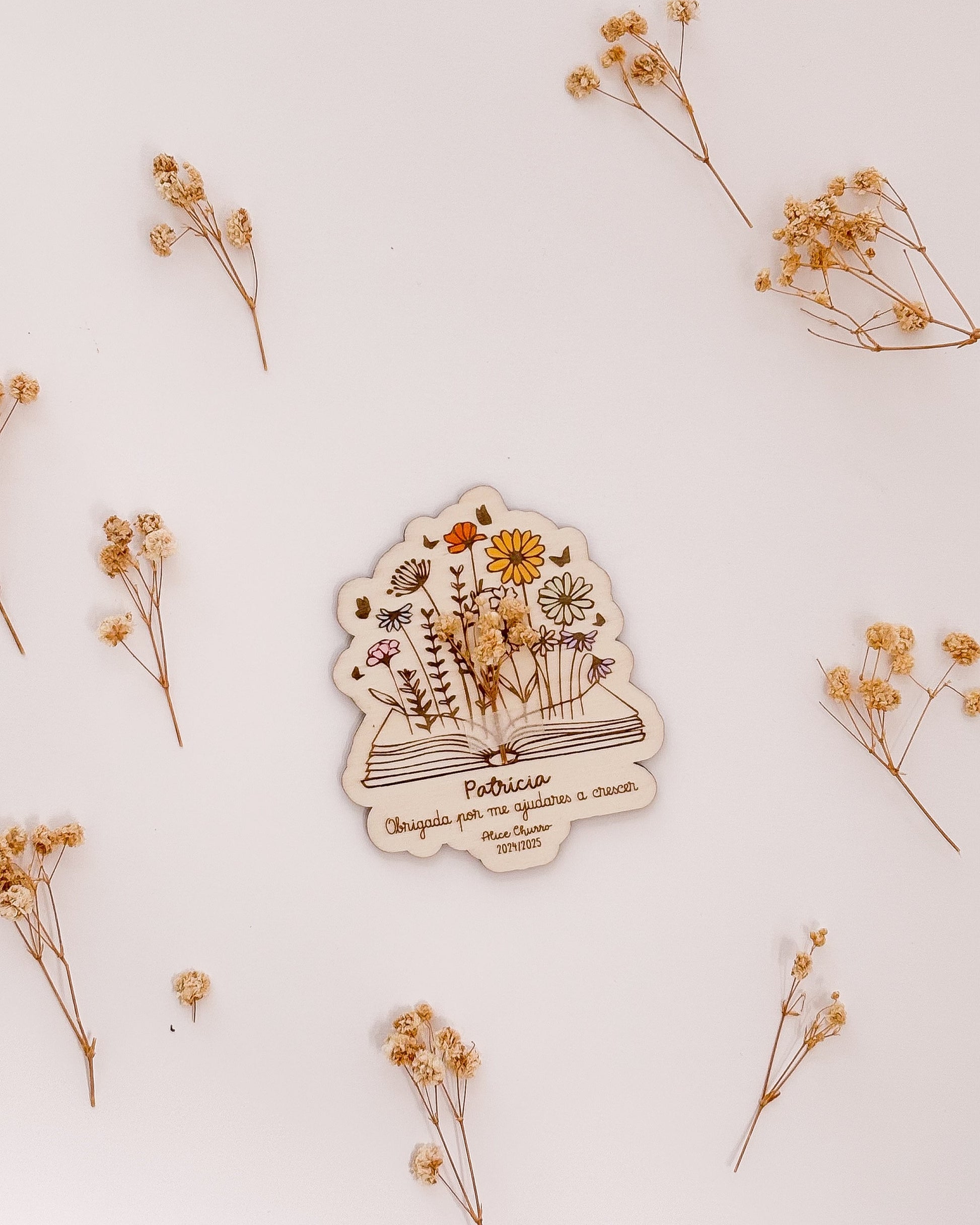 Placa personalizada para educadores e auxiliares com mensagem e flores secas em destaque.