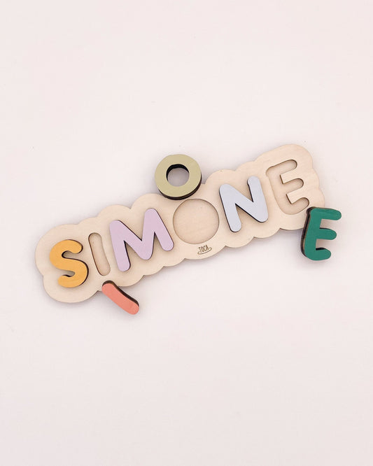 Jogo educativo com peças em forma de letras, personalizado com o nome da criança.