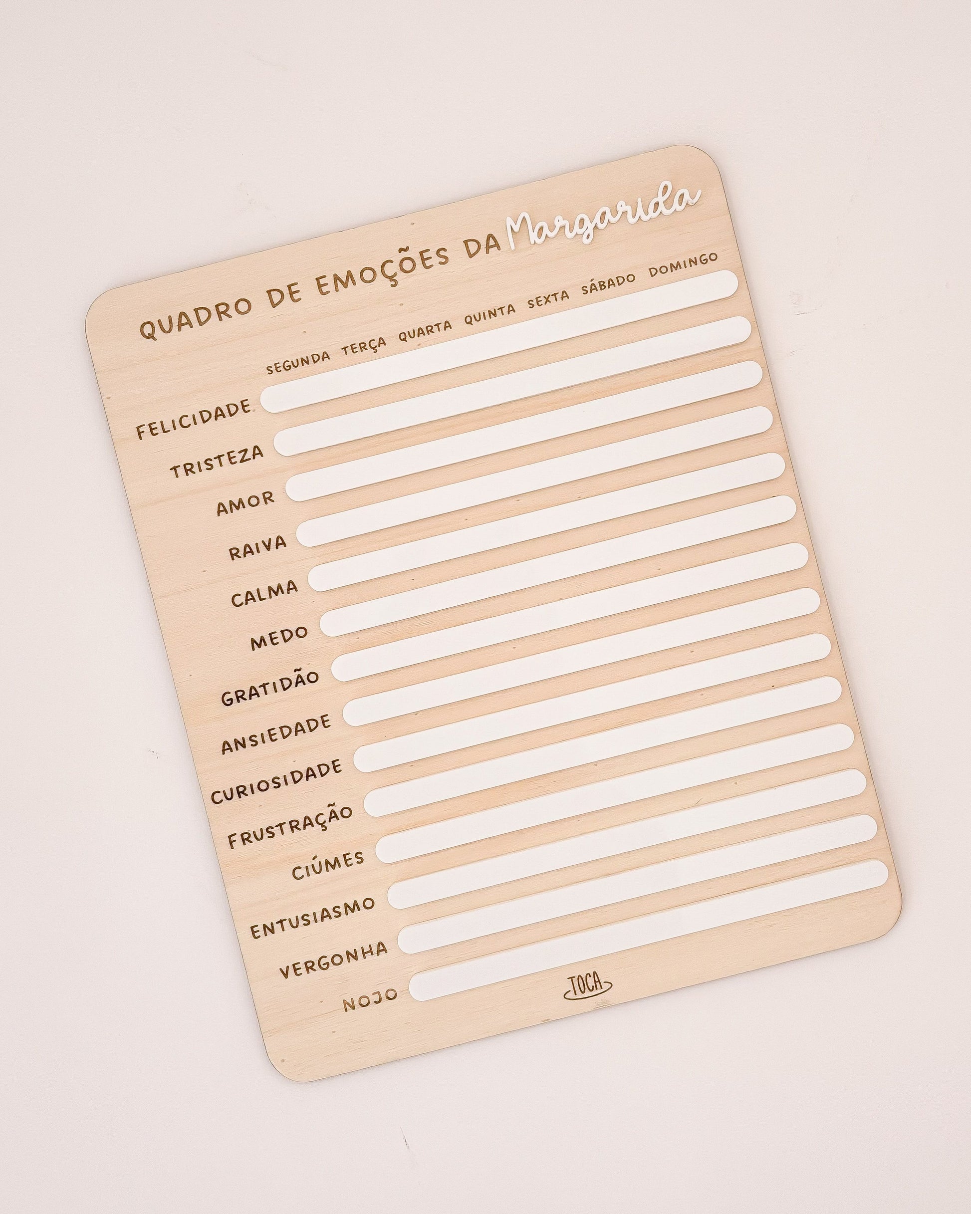 Quadro de emoções infantil com caneta, usado para expressar sentimentos em família.