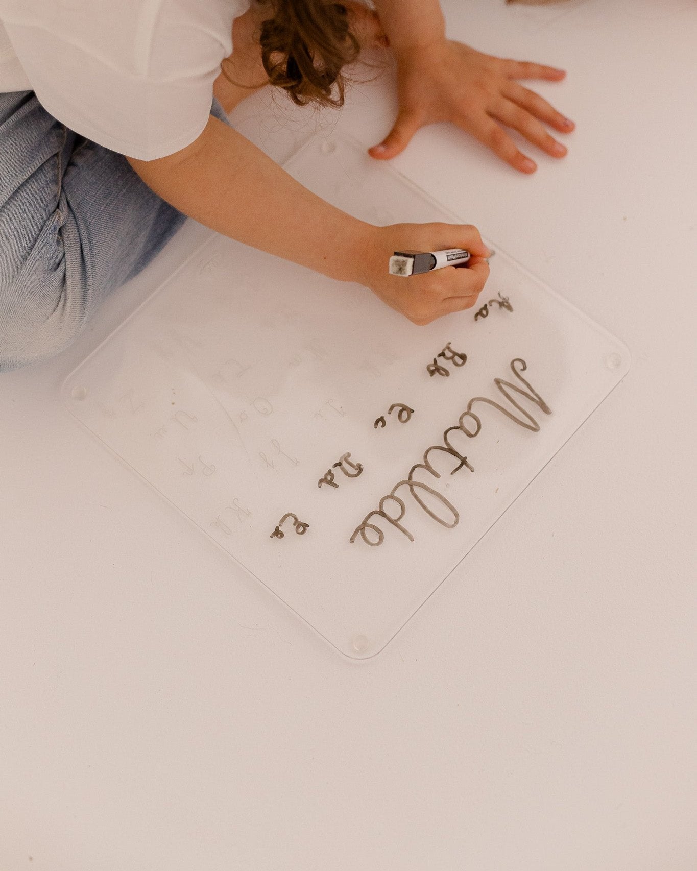 Quadro de acrílico com nome da criança e abecedário em letras maiúsculas e minúsculas.