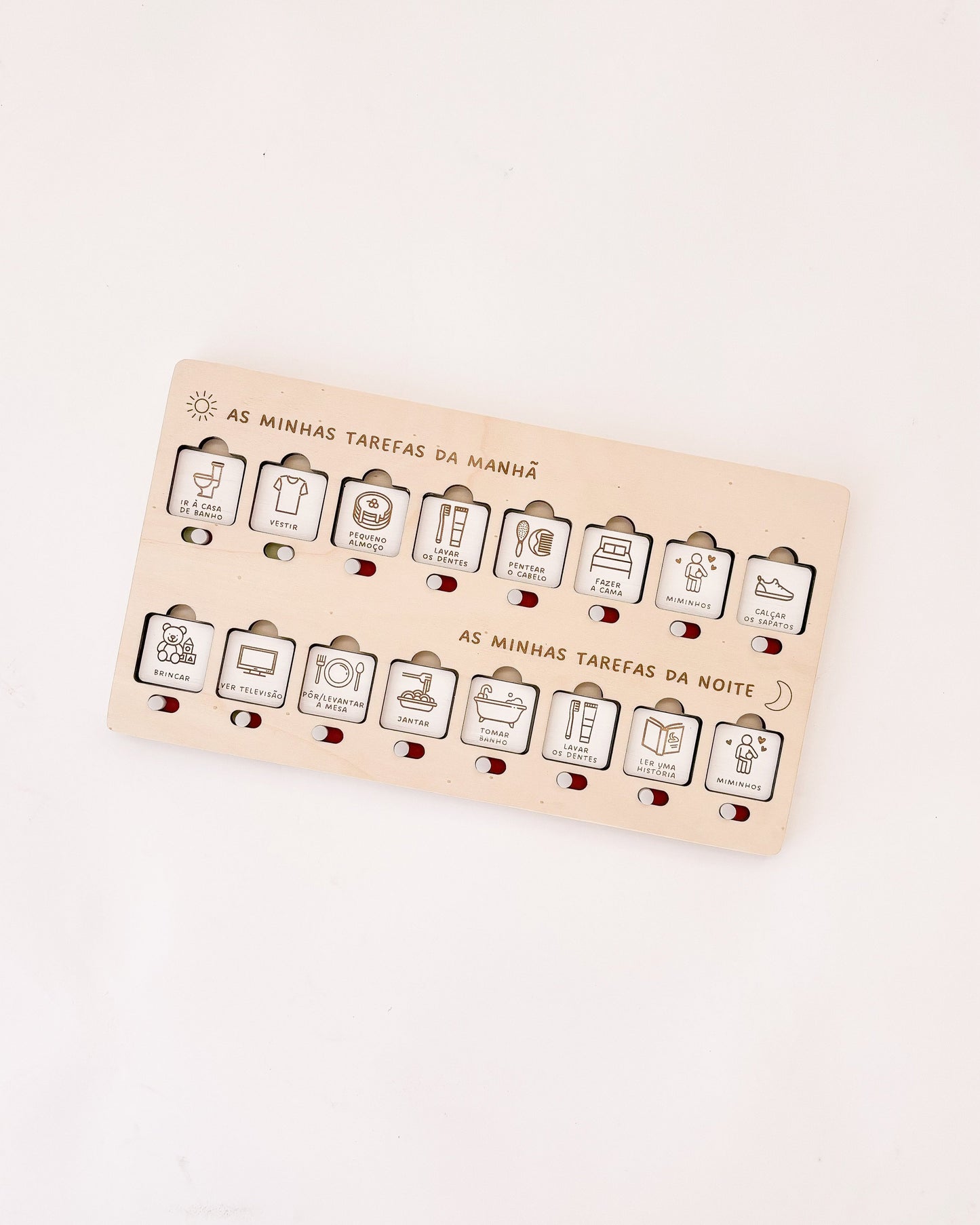 Quadro infantil com botão deslizante que revela a cor verde após conclusão da tarefa.