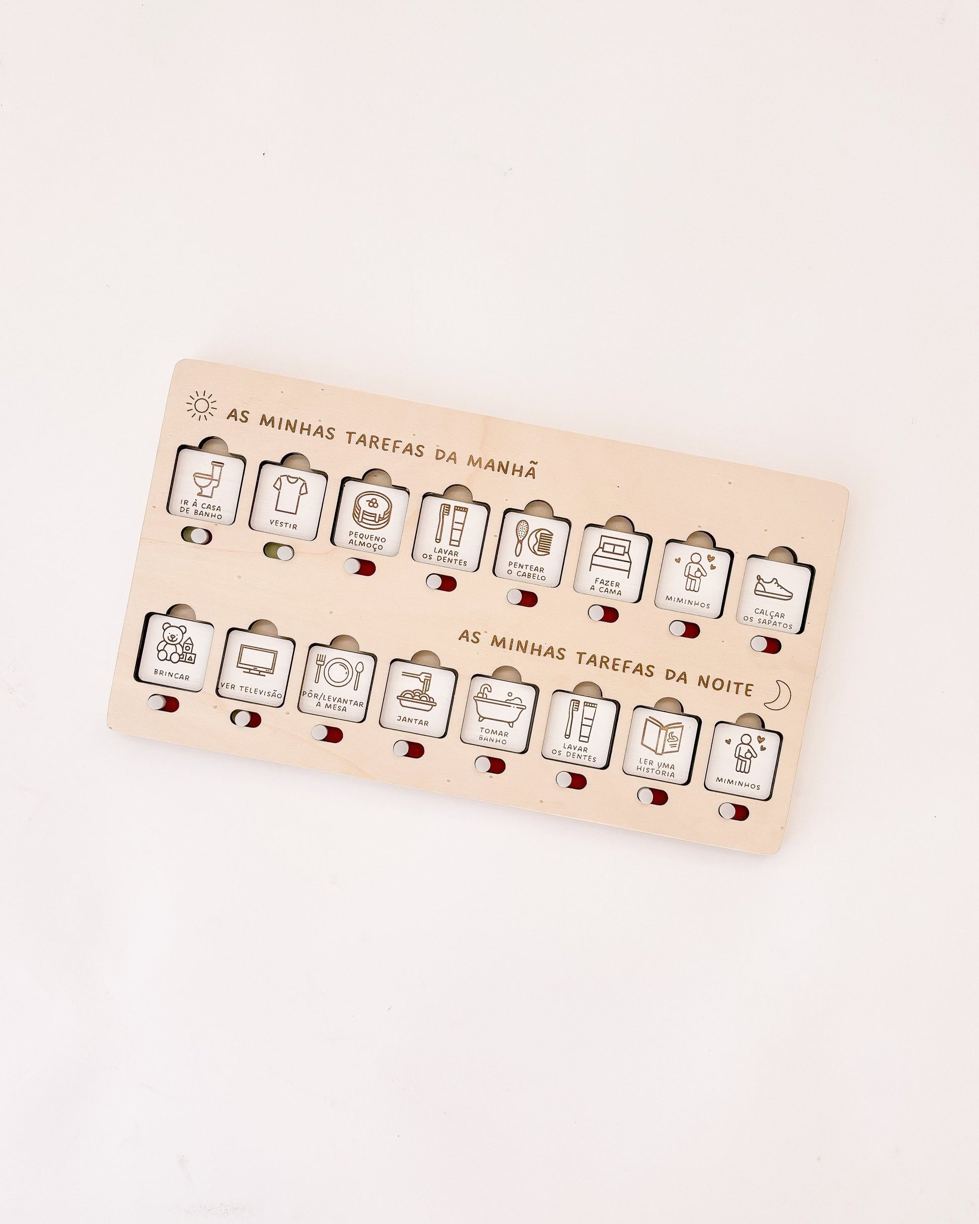 Quadro infantil com botão deslizante que revela a cor verde após conclusão da tarefa.