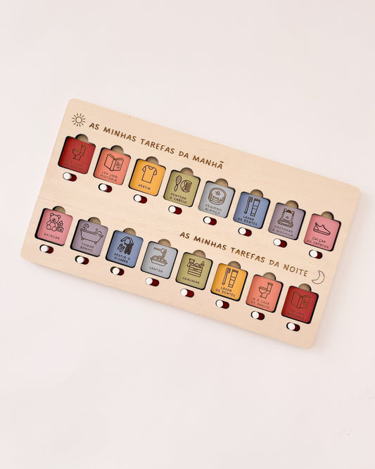 Quadro de tarefas com sistema de deslize para crianças, personalizado com nome e ícones.