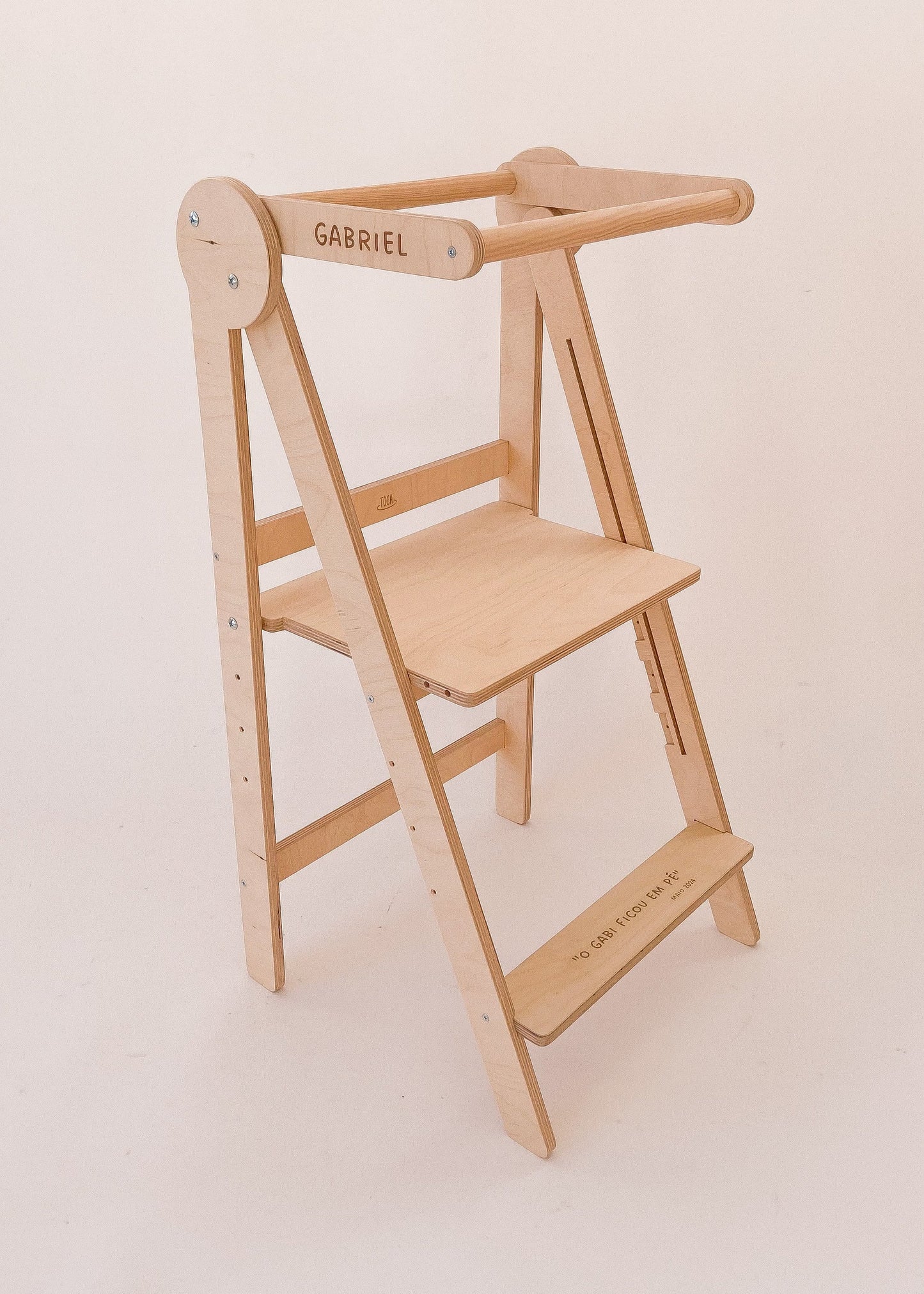 Torre de aprendizagem dobrável em posição fechada, ideal para arrumação em espaços pequenos.