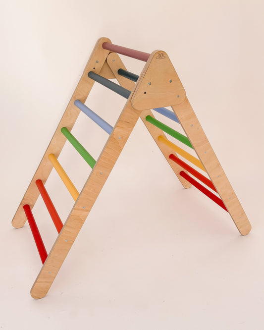 Estrutura grande de escalada Pikler para crianças, utilizada em brincadeiras autónomas.