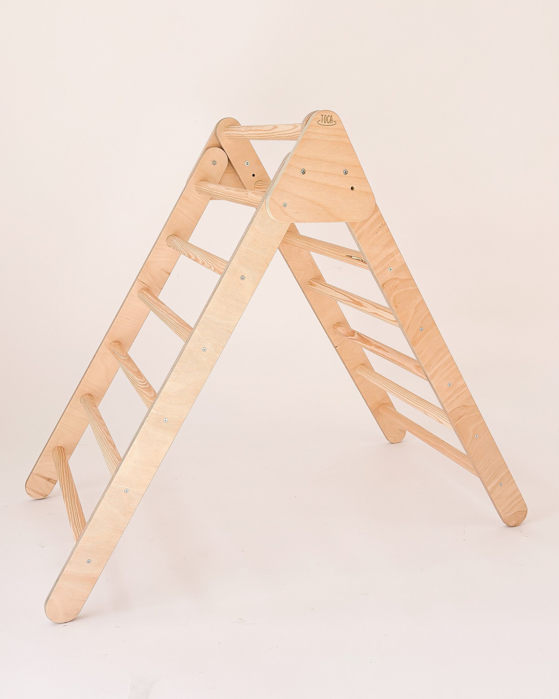 Triângulo Pikler Maxi em madeira natural, ideal para desenvolvimento motor e exploração.