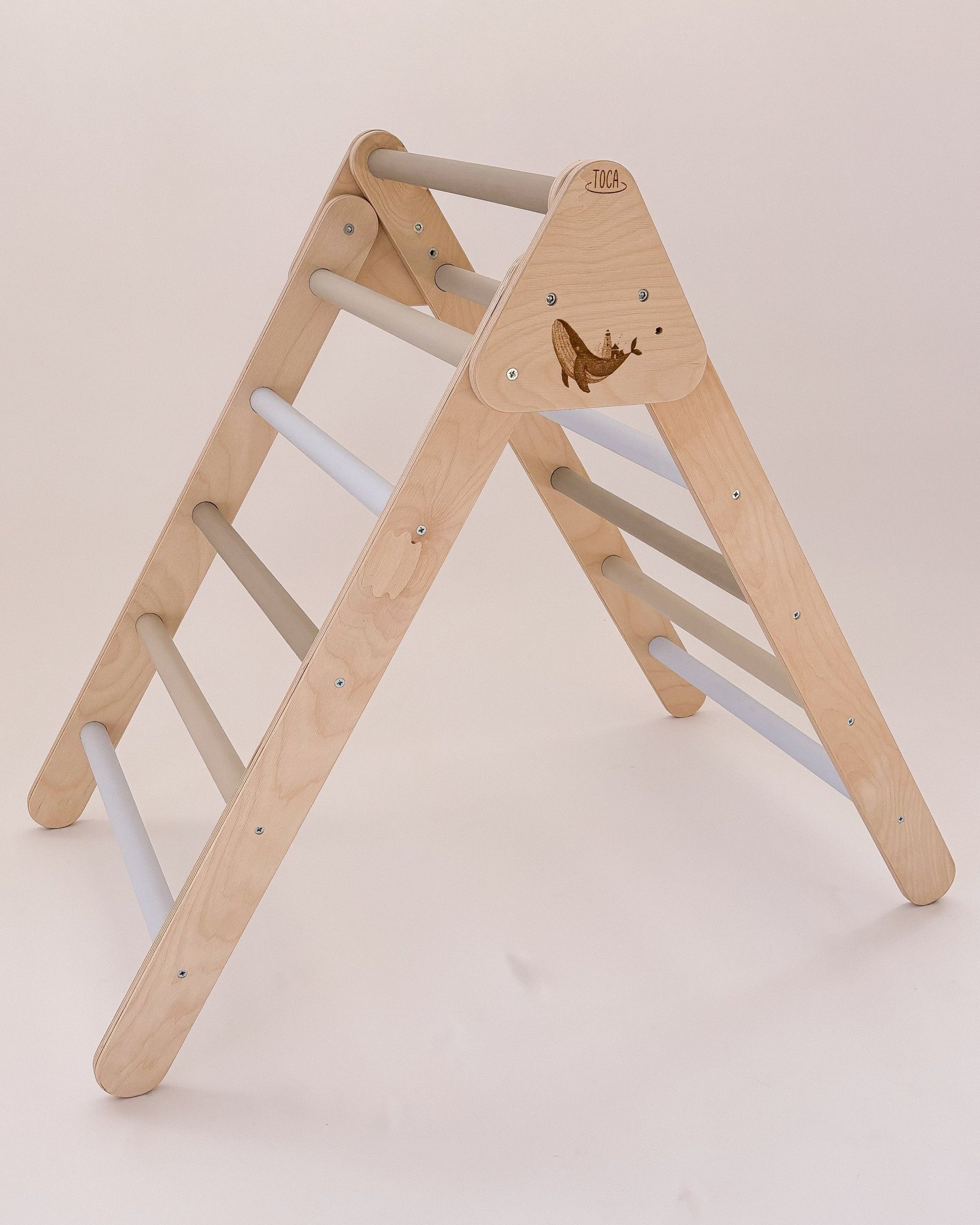 Brinquedo Pikler em madeira com cores, para motricidade, equilíbrio e aprendizagem ativa.