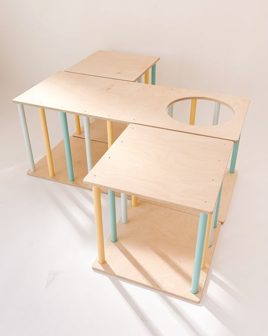 Túnel de madeira inspirado na abordagem Pikler-Lóczy, ideal para estimular o movimento livre.