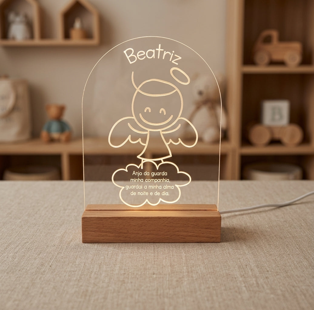Luz de presença personalizada acesa, com o nome da criança, numa prateleira
