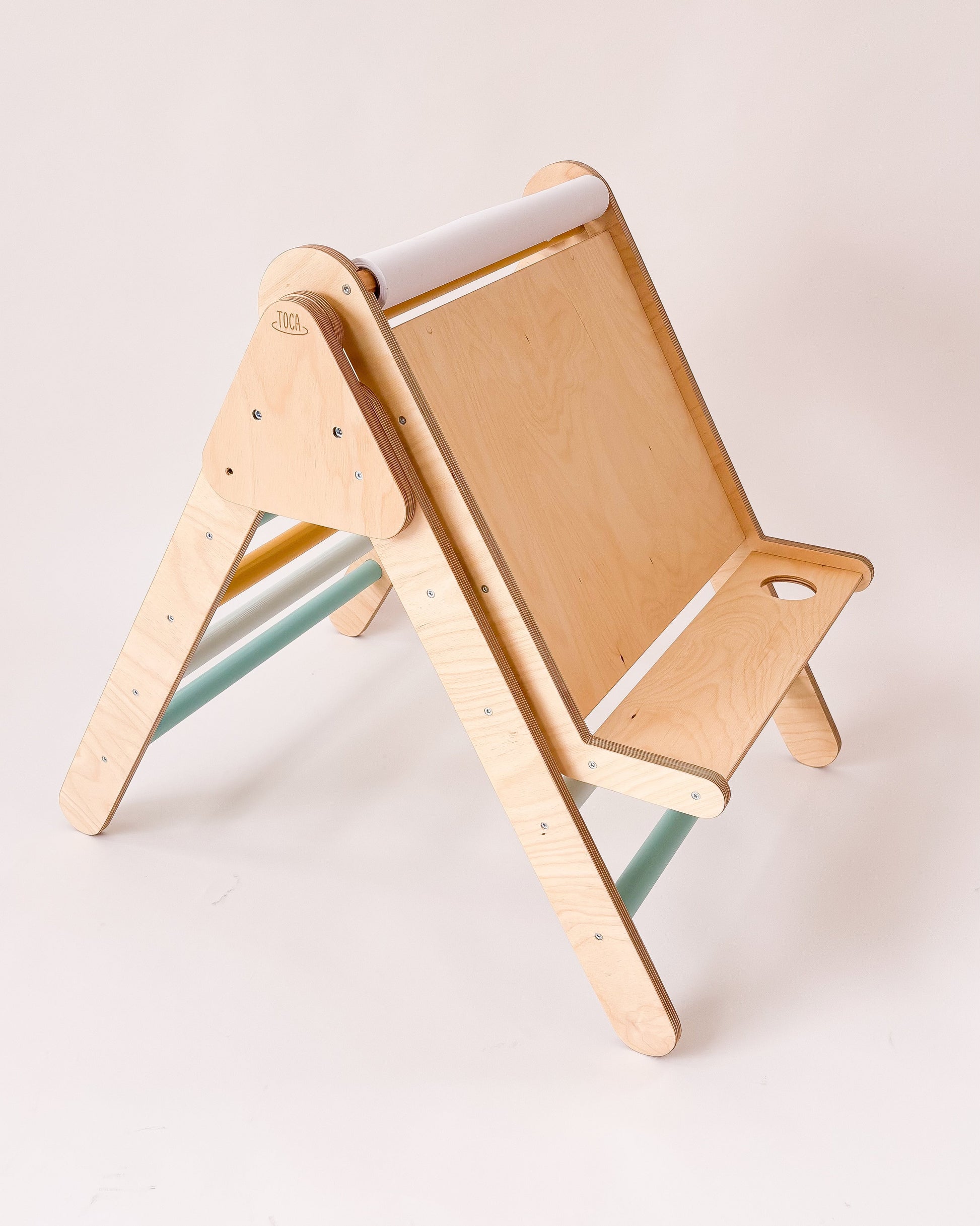 Acessório de artes para crianças com quadro ajustável e tabuleiro para materiais.