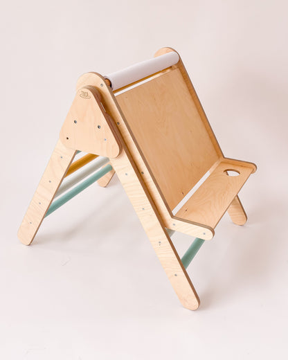 Acessório de artes para crianças com quadro ajustável e tabuleiro para materiais.