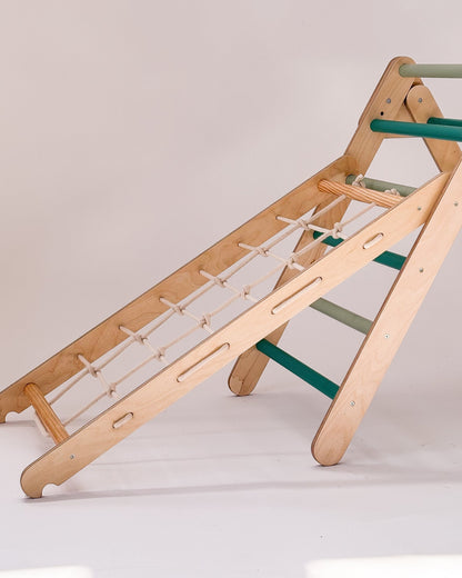 Acessório de cordas para escalar compatível com estruturas Pikler Montessori em madeira, ideal para crianças desenvolverem equilíbrio e coordenação motora.
