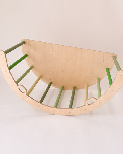 Arco Pikler convertido em mesa, ideal para brincadeiras ou desenho infantil.