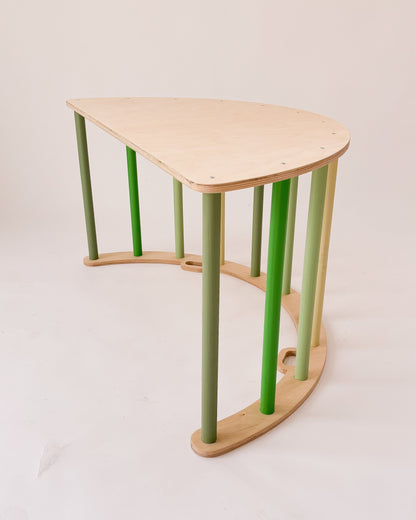 Vista lateral do Arco Pikler com acabamento em madeira e uma face fechada.