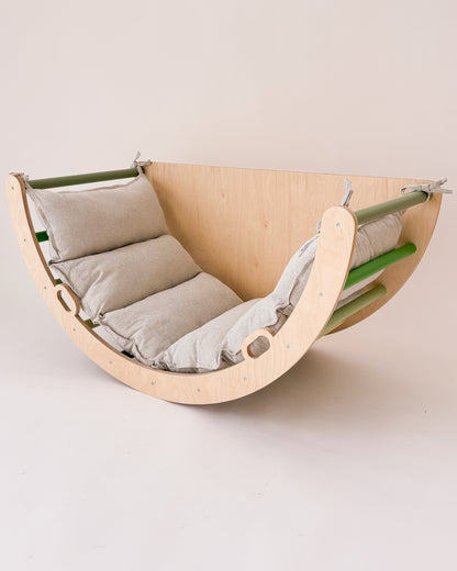 Estrutura multifuncional Pikler utilizada como ponte ou arco em ambiente lúdico.