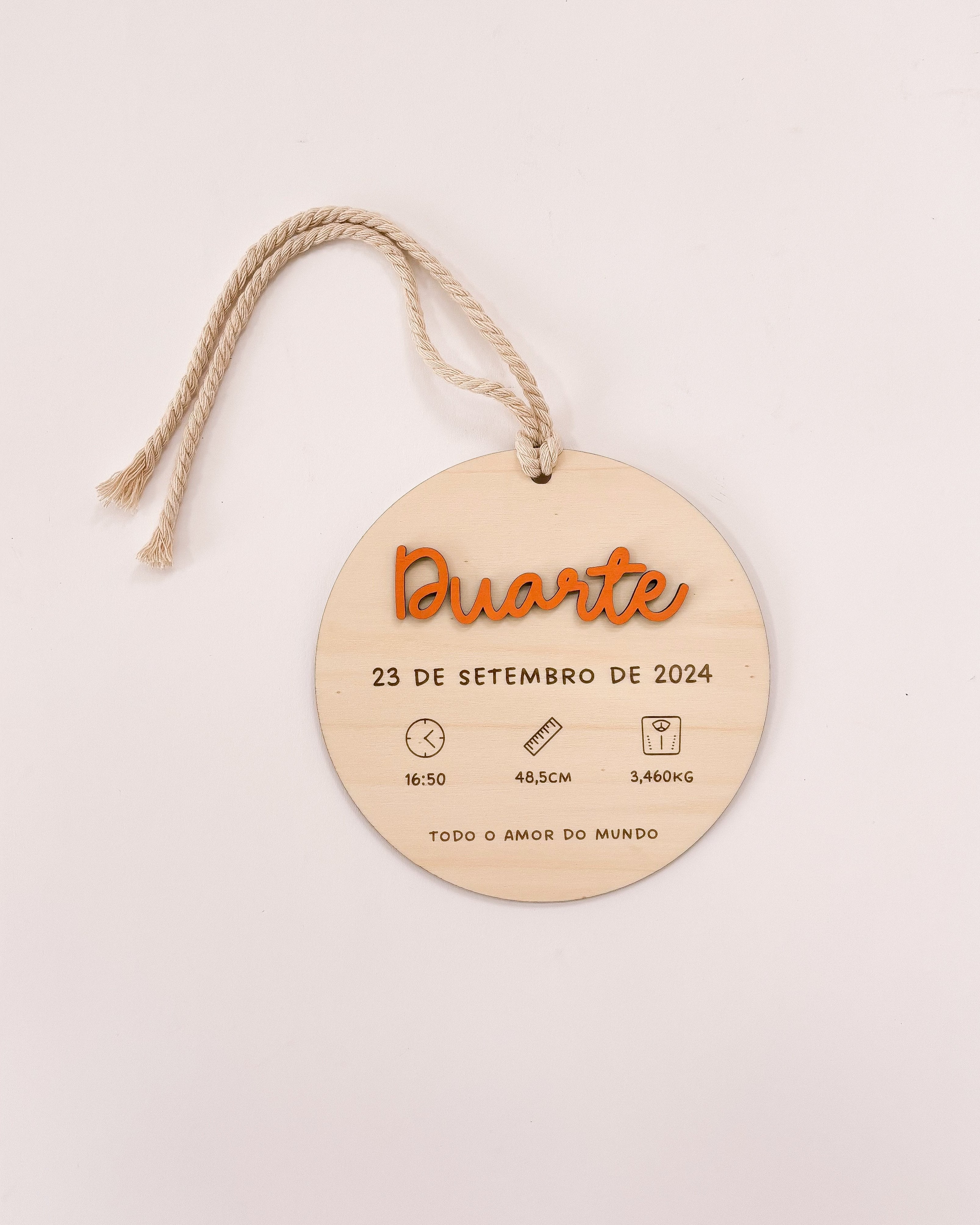 Bola de nascimento personalizada com nome e data, ideal para decorar o quarto do bebé.