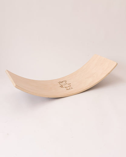 Brinquedo infantil curvo ideal para desenvolver equilíbrio e consciência corporal.