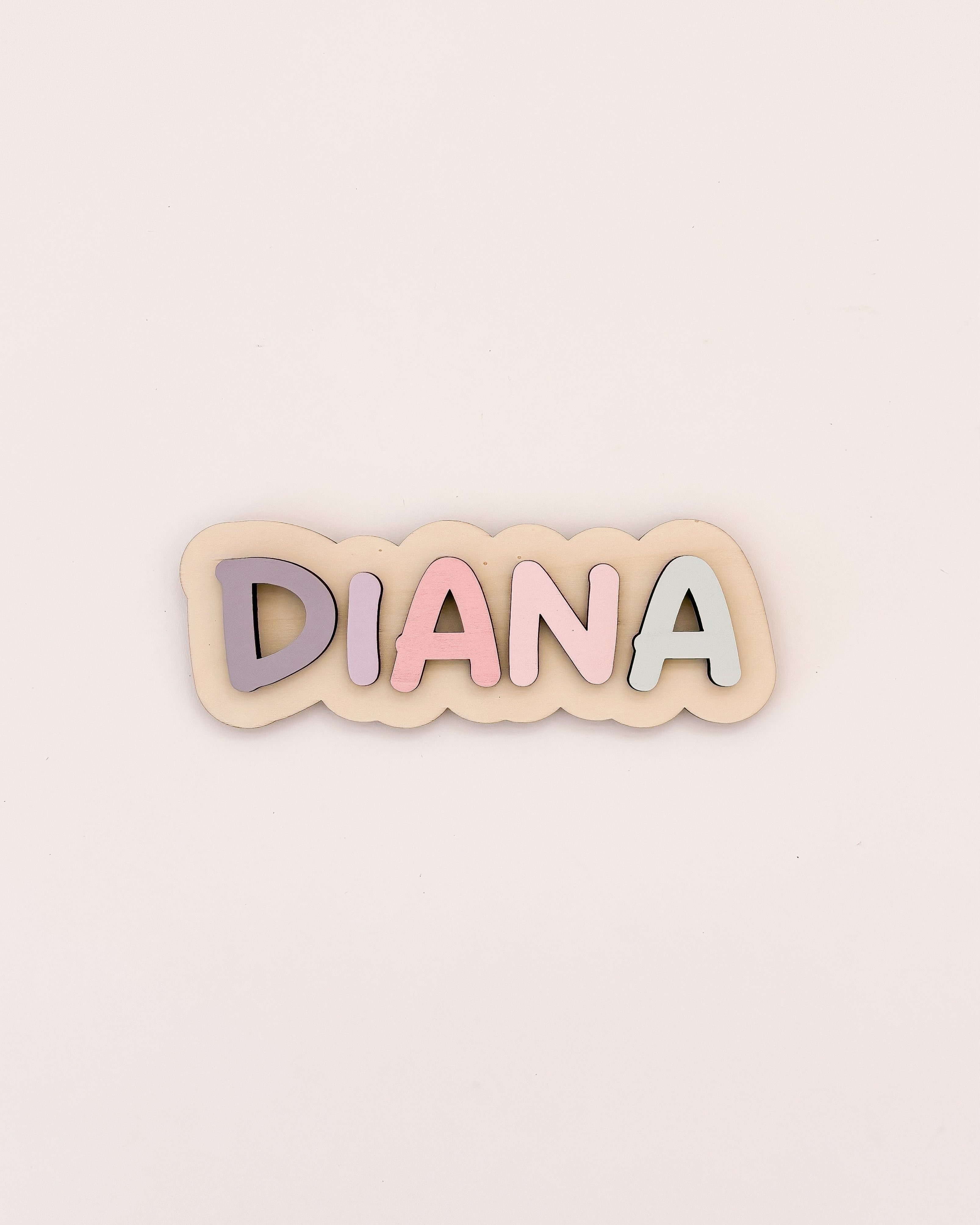 Brinquedo didático personalizado que ensina o nome de forma lúdica.