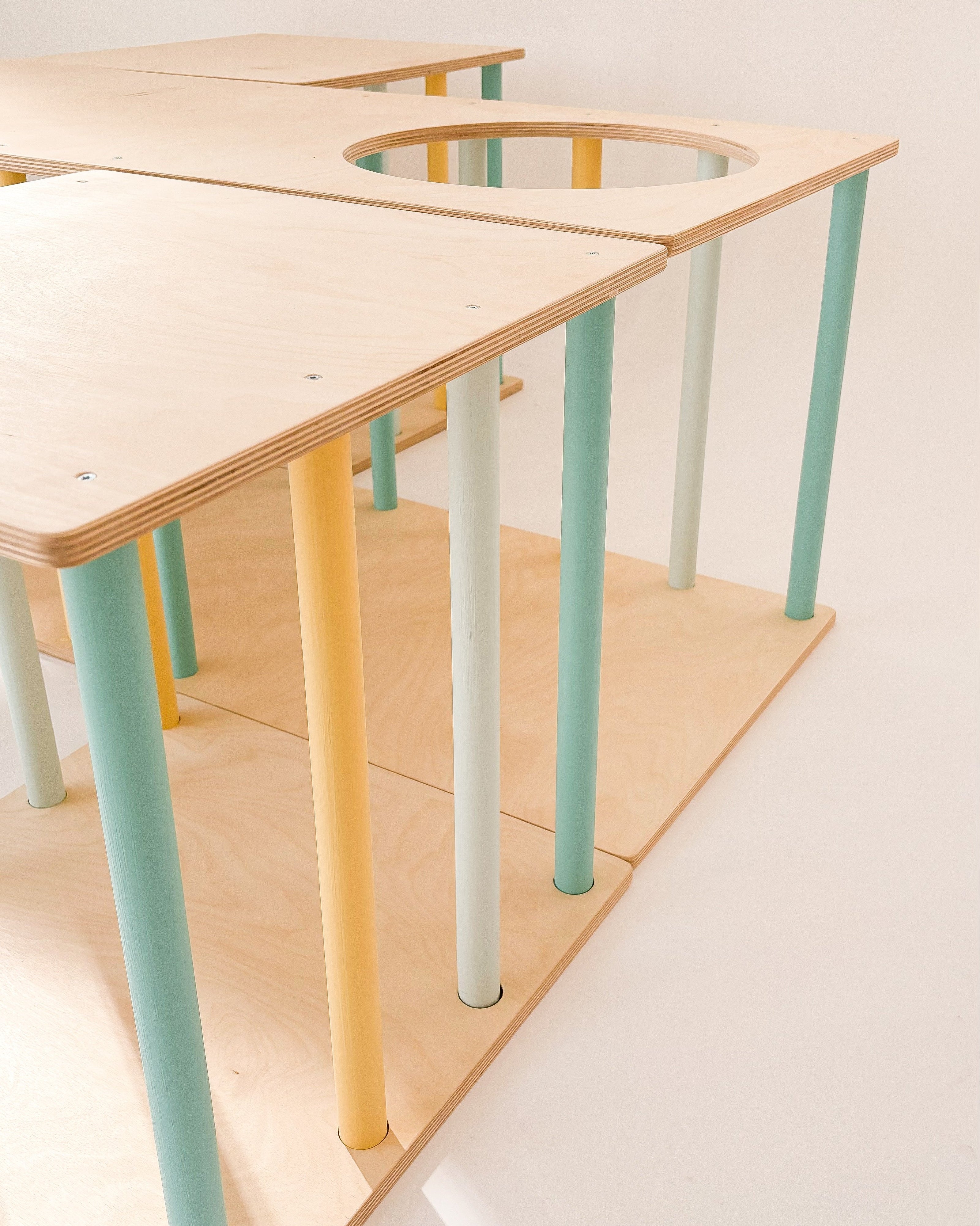 Equipamento infantil seguro e acessível para promover autonomia e desenvolvimento motor.