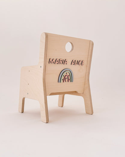 Cadeira ajustável em madeira para crianças, ideal para conforto e apoio postural desde cedo