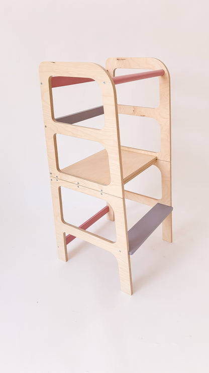 Vista lateral da torre convertida em mesa infantil com assento integrado.