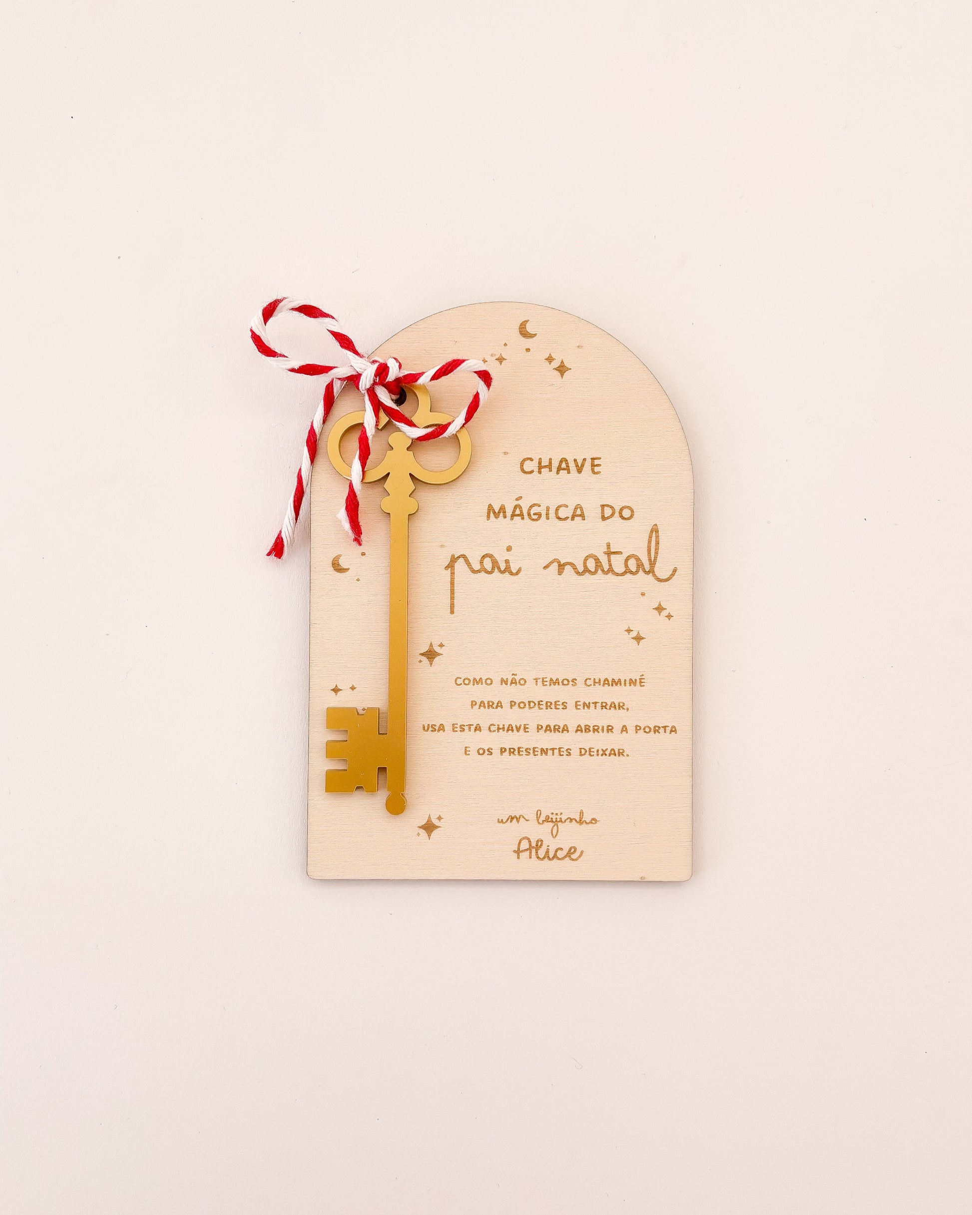 Chave mágica do Pai Natal, ideal para casas sem chaminé, símbolo da magia natalícia.