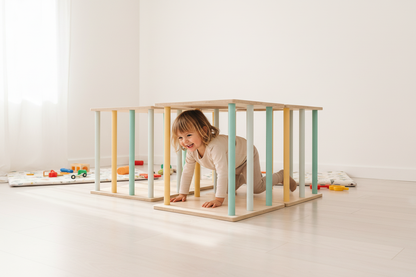 Criança a brincar no túnel Pikler