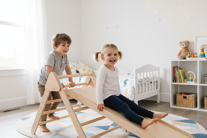 Crianças a brincar na Rampa Escalada em quarto infantil