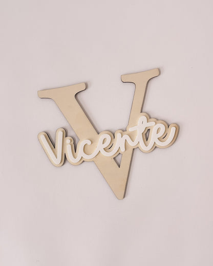 Letra decorativa personalizada, perfeita para pendurar na porta ou encostar na parede.