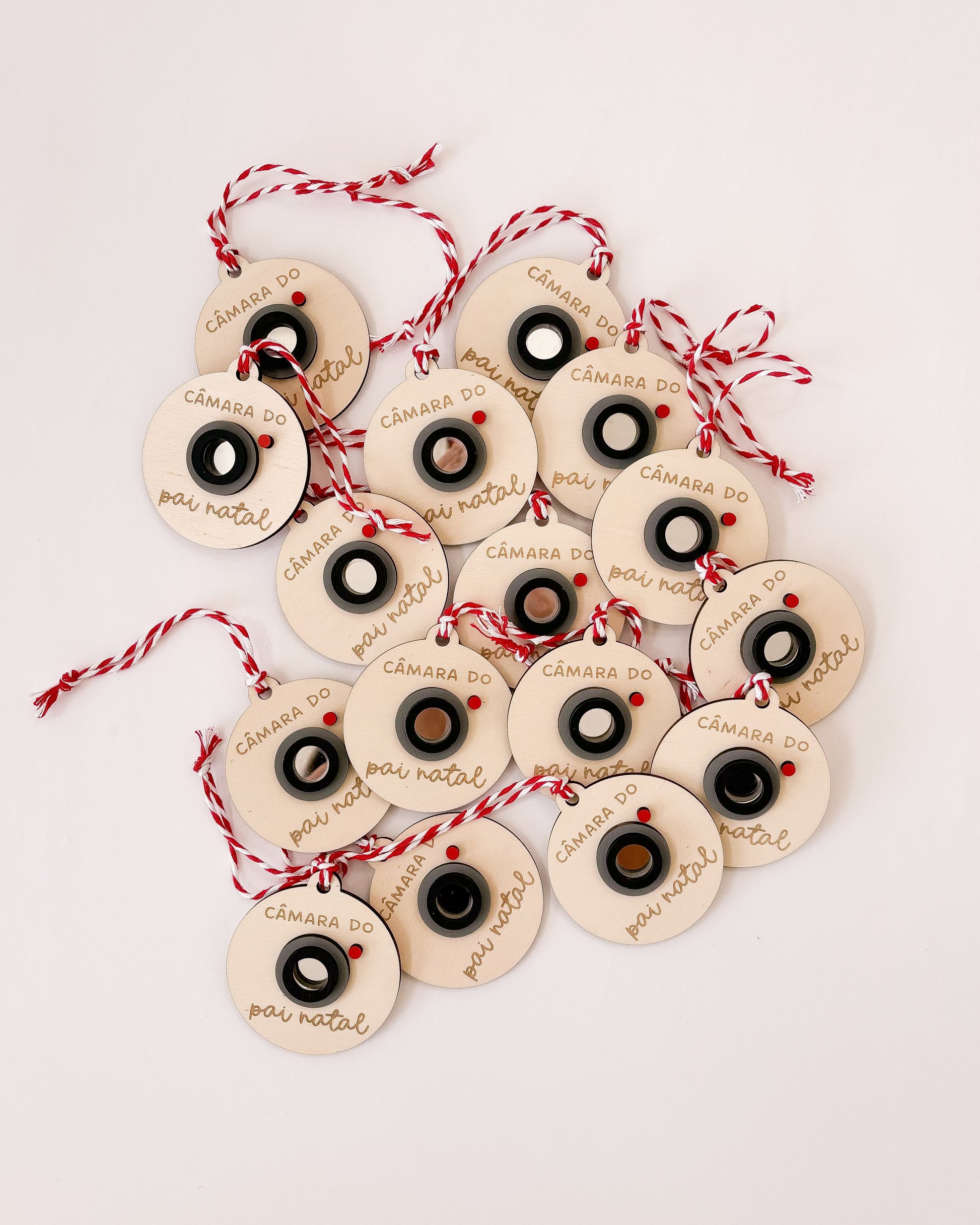 Câmara mágica natalícia pendurada na árvore, ideal para reforçar o espírito do Natal.