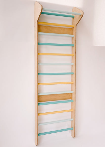 Espaldar infantil de madeira, ideal para escalar, pendurar-se e desenvolver a motricidade.