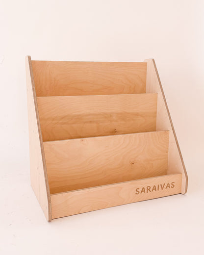 Estante Montessori de chão com livros visíveis para fácil escolha por crianças.