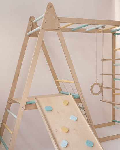 Equipamento multifuncional para crianças com espaço para escalar, pendurar e explorar.