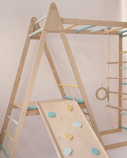 Equipamento multifuncional para crianças com espaço para escalar, pendurar e explorar.
