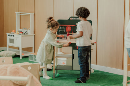 Crianças a brincar em festa de aniversário.